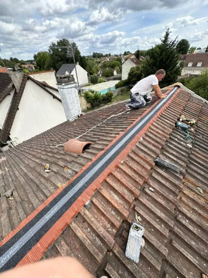 Millot Michelet, artisan couvreur Top Renov Toiture sur un chantier de toiture dans l'Essonne 91